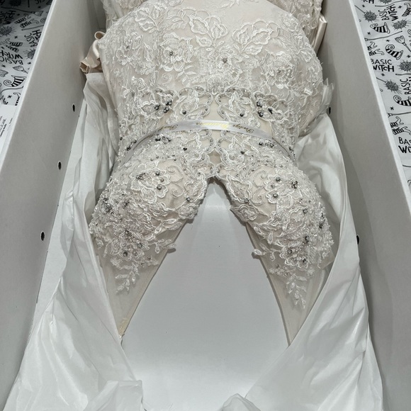 Eve of milady wedding dress - Picture 10 of 10